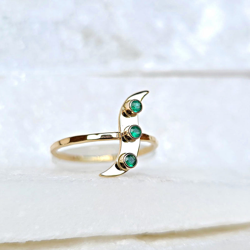 Sincerely Ginger Jewelry 14K Elegant Emerald Wave Ring in Yellow Gold