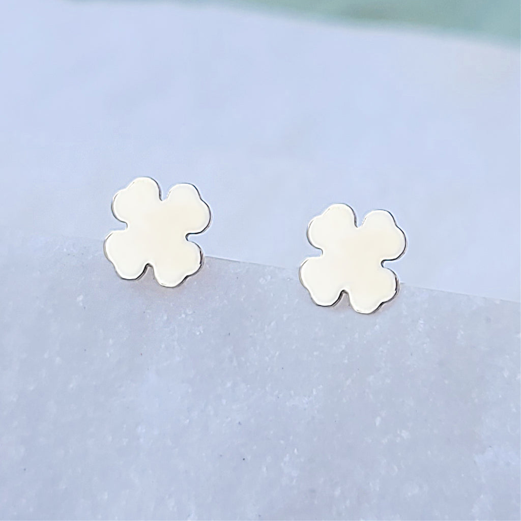 Sincerely Ginger Jewelry 14K Minimalistic Clover Stud Earrings in Yellow Gold