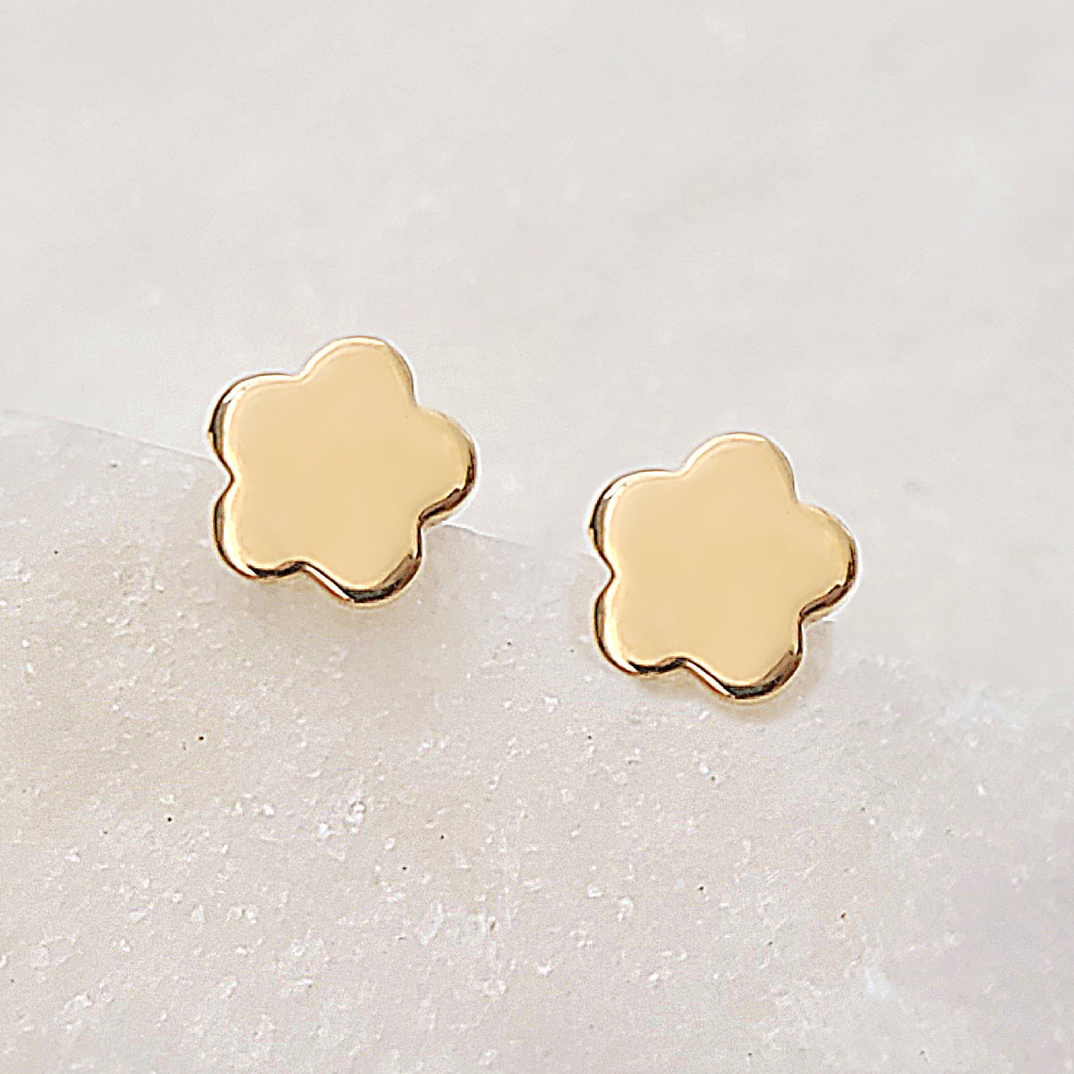 Sincerely Ginger Jewelry 14K Minimalistic Daisy Earrings in Yellow Gold