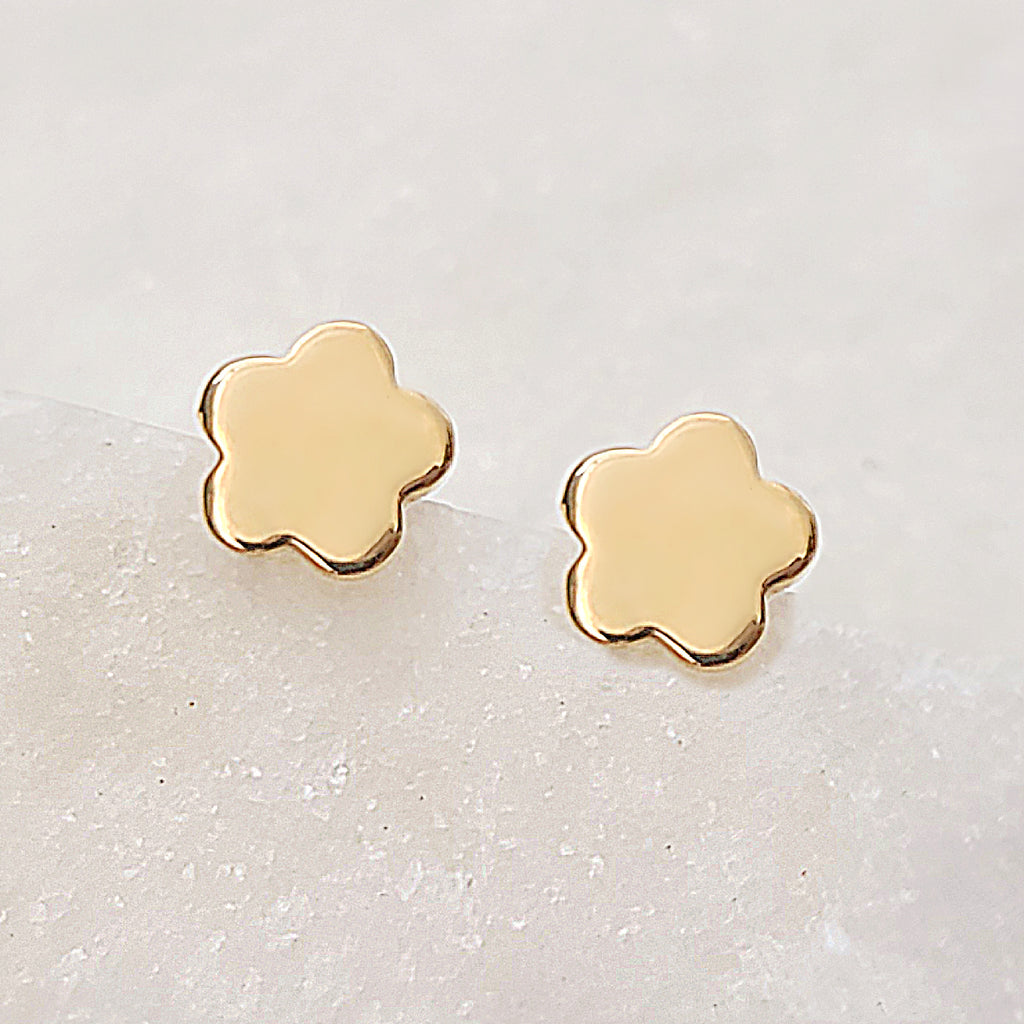Sincerely Ginger Jewelry 14K Minimalistic Daisy Earrings in Yellow Gold
